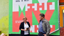 Dyrektor Instytutu Pileckiego Hanna Radziejowska (L) oraz dyrektor Wolskiego Centrum Kultury w Warszawie Krzysztof Mikołajewski (P) podczas odsłonięcia muralu "Polski Sierpień 80". Fot. PAP/M. Bielecki