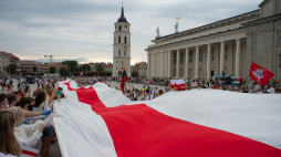 Żywy łańcuch utworzony przez Litwinów w geście solidarności z Białorusią. Wilno, 23.08.2020. Fot. PAP/V. Doveiko