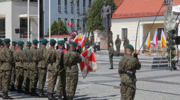 Żołnierze 18 Białostockiego Pułku Rozpoznawczego podczas obchodów setnej rocznicy tzw. bitwy białostockiej przed pomnikiem Józefa Piłsudskiego w Białymstoku. Fot. PAP/A. Reszko