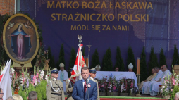 Minister obrony narodowej Mariusz Błaszczak (C) podczas mszy świętej w Sanktuarium Jana Pawła II w Radzyminie z okazji Święta Wojska Polskiego w setną rocznicę Bitwy Warszawskiej. Fot. PAP/T. Gzell