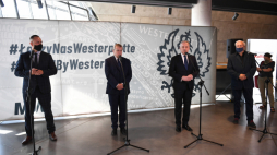 Wicepremier, minister kultury i dziedzictwa narodowego Piotr Gliński (2L), wojewoda pomorski Dariusz Drelich (3P), dyrektor Muzeum II Wojny Światowej w Gdańsku Karol Nawrocki (L), rektor PWSSP w Gdańsku, profesor Stanisław Radwański (2P) podczas konferencji prasowej. Fot. PAP/M. Gadomski