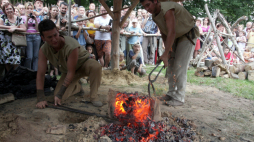 Nowa Słupia, 17.08.2008. Hutnicy w czasie rozbicia dymarki. Fot. PAP/P. Polak