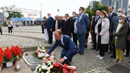 Szef PO Borys Budka (C) i politycy KO, m.in. posłanka Iwona Śledzińska-Katarasińska (P), wicemarszałek Sejmu Małgorzata Kidawa-Błońska (4P), poseł do PE Radosław Sikorski (6P), poseł do PE Bartosz Arłukowicz (8P), posłanka Krystyna Skowrońska (4L), poseł Czesław Mroczek (2L) złożyli kwiaty przed Pomnikiem Poległych Stoczniowców w Gdańsku w przeddzień 40-lecia powstania NSZZ „Solidarność”. Fot. PAP/A. Warżawa