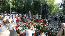 Warszawiacy przy pomniku Gloria Victis na Wojskowych Powązkach podczas obchodów 73. rocznicy wybuchu Powstania Warszawskiego. 01.08.2017. Fot. PAP/T. Gzell