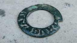 Zapona krzyżackiego płaszcza z inskrypcją Ave Maria zaprezentowana na konferencji prasowej kończącej międzynarodowe badania archeologiczne na polach grunwaldzkich w 2016 r. Fot. PAP/T. Waszczuk