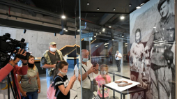 Prezentacja fragmentów butów Danuty Siedzikówny ps. Inka w Muzeum II Wojny Światowej w Gdańsku. Fot. PAP/A. Warżawa