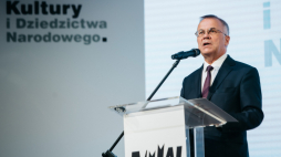 Jaroslaw Sellin podczas konferencji prasowej nt. założeń programowych dla inwestycji Muzeum Westerplatte i Wojny 1939 w Muzeum II Wojny Światowej w Gdańsku. Fot. PAP/M. Gadomski