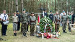 Uroczystości i apel pamięci w Mikorzynie, gdzie znajduje się symboliczna mogiła porucznika Jerzego Pieszkańskiego. 14.08.2020. Fot. PAP/T. Żmijewski