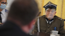 Uczestnik Powstania Warszawskiego Józef Polak (P) podczas spotkania z wiceministrem sprawiedliwości Michałem Wójcikiem w siedzibie resortu sprawiedliwości. Warszawa, 31.07.2020. Fot. PAP/R. Pietruszka