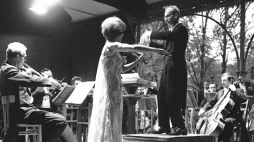 Józef Wiłkomirski dyryguje orkiestrą Filharmonii Szczecińskiej podczas VII Międzynarodowego Festiwalu Moniuszkowskiego. Kudowa Zdrój, 15.08.1968. Fot. PAP/CAF/E. Wołoszczuk