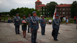Kraków, 05.08.2020. Uczestnicy uroczystości przed Wawelem z okazji  inauguracji LV Marszu Szlakiem Pierwszej Kompanii Kadrowej. Fot. PAP/Ł. Gągulski