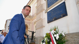 Prezes PSL Władysław Kosiniak-Kamysz (L) składa wieniec przed tablicą upamiętniającą powstanie Ruchu Ludowego w Rzeszowie. Fot. PAP/D. Delmanowicz