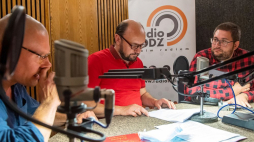 Aktor Adam Woronowicz (C), reżyser Mikołaj Szczęsny (L) i adiunkt w dziale historycznym Muzeum Tradycji Niepodległościowych w Łodzi Sebastian Adamkiewicz (P) podczas realizacji słuchowiska pt. „Zagadka Jana K.” w siedzibie Radia Łódź. Fot. PAP/G. Michałowski