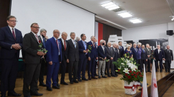 Prezes IPN Jarosław Szarek (L) i odznaczeni pozują do pamiątkowego zdjęcia po uroczystości wręczenia odznaczeń zasłużonym działaczom opozycji antykomunistycznej w historycznej sali BHP w Gdańsku. 30.08.2020. Fot. PAP/A. Warżawa