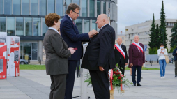 Prezes IPN Jarosław Szarek (C) i doradca Prezydenta RP Zofia Romaszewska (C-L) podczas wręczenia Krzyży Wolności i Solidarności na placu Piłsudskiego w Warszawie. 28.08.2020. Fot. PAP/M. Marek