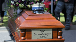 Warszawa, 05.08.2020. Uroczystości pogrzebowe śpiewaka operowego Bernarda Ładysza w Alei Zasłużonych na Cmentarzu Wojskowym na Powązkach w Warszawie. Fot. PAP/R. Pietruszka