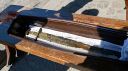 Unikatowy miecz z X-XI wieku z krzyżem jerozolimskim zaprezentowany podczas konferencji prasowej zorganizowanej przez Muzeum Pierwszych Piastów na Lednicy i Centrum Archeologii Podwodnej UMK w Toruniu. Ostrów Lednicki, 07.08.2020. Fot. PAP/J. Kaczmarczyk