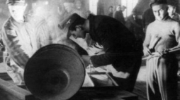 Auschwitz I - warsztaty. SS-Rottenfuehrer Edward Lubusch, z prawej więzień Edward Galiński. Archiwum Muzeum Auschwitz