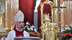Biskup pomocniczy warszawsko-praski Marek Solarczyk podczas mszy świętej pod przewodnictwem nuncjusza apostolskiego w Polsce abp. Salvatore Pennachio przed obrazem Matki Bożej Anielskiej w kościele pw. Narodzenia Najświętszej Marii Panny w ramach obchodów 100-lecia Bitwy Warszawskiej 1920 roku w Mińsku Mazowieckim. Fot. PAP/P. Piątkowski