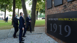Premier Mateusz Morawiecki (C) i wojewoda śląski Jarosław Wieczorek (P) podczas wizyty w Powstańczej Strefie Pamięci przed wejściem do dawnej Kopalni Węgla Kamiennego Mysłowice. Fot. PAP/A. Grygiel