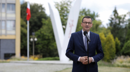 Premier Mateusz Morawiecki podczas briefingu nt. inauguracji programu „Pod biało-czerwoną” w Tychach. Fot. PAP/Ł. Gągulski
