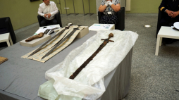 Prezentacja średniowiecznego miecza zachowanego niemal całkowicie wraz z pochwą skórzano-drewnianą podczas konferencji prasowej w Muzeum Narodowym w Szczecinie – Muzeum Tradycji Regionalnych. Fot. PAP/M. Bielecki