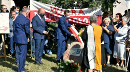 Premier Mateusz Morawiecki (C), przewodniczący Zarządu Regionu Dolny Śląsk NSZZ „Solidarność” Kazimierz Kimso (L) i prezydent Wrocławia Jacek Sutryk (3L) podczas odsłonięcia pamiątkowego głazu w trakcie uroczystości nadania skwerowi we Wrocławiu imienia Kornela Morawieckiego. Fot. PAP/M. Kulczyński