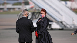 Ambasador Stanów Zjednoczonych w Polsce Georgette Mosbacher (P) popdczas przylotu sekretarza stanu USA Mike'a Pompeo do Warszawy. 15.08.2020. Fot. PAP/L. Szymański