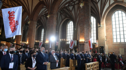 W pierwszym rzędzie: prezydent RP Andrzej Duda (3P), premier Mateusz Morawiecki (2P), były prezydent, jeden z założycieli i wieloletni lider NSZZ „Solidarność” Lech Wałęsa (4L), wicepremier, minister kultury i dziedzictwa narodowego Piotr Gliński (L), marszałek Sejmu RP Elżbieta Witek (2L) oraz wicepremier, minister aktywów państwowych Jacek Sasin (3L) podczas mszy świętej, sprawowanej w Bazylice pw. św. Brygidy. Fot. PAP/A. Warżawa