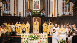 Inauguracja II kadencji Prezydenta RP. Abp. Stanisław Gądecki (C) przewodniczy mszy świętej w intencji Ojczyzny i prezydenta w Archikatedrze Warszawskiej. Fot. PAP/M. Marek