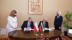 Minister nauki i szkolnictwa wyższego Wojciech Murdzek (2L) i minister edukacji i nauki Litwy Algirdas Monkevicius (2P) podczas podpisania umowy o współpracy. Wilno, 03.08.2020. Fot. PAP/V. Doveiko