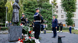 Premier Mateusz Morawiecki (4P) składa kwiaty przed pomnikiem Anny Walentynowicz. Fot. PAP/J. Dzban