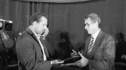 Podpisanie Porozumienia Szczecińskiego - szefowie: MKS M. Jurczyk i Komisji Rządowej K. Barcikowski. Fot.PAP/CAF/J.Undro