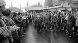 Szczecin, 30.08.1980 r. Komisja Rządowa opuszcza teren stoczni po podpisaniu porozumienia. Fot. PAP/CAF/J. Undro