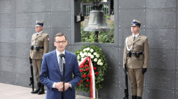 Premier Mateusz Morawiecki (C) podczas uroczystości złożenia kwiatów pod dzwonem gen. bryg. Antoniego Chruściela „Montera” na terenie stołecznego Muzeum Powstania Warszawskiego. 01.08.2020. Fot. PAP/W. Olkuśnik