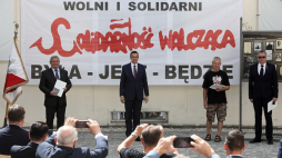 Premier Mateusz Morawiecki (2L) oraz byli działacze opozycji Janusz Gajewski (L), Zbigniew Rutkowski (P) oraz Krzysztof Wolf (2P) podczas uroczystości przekazania archiwum Solidarności Walczącej do zbiorów Archiwum Akt Nowych. Fot. PAP/W. Olkuśnik