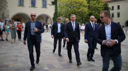 Prezydent RP Andrzej Duda (3P) i sekretarz stanu w Kancelarii Prezydenta RP Wojciech Kolarski (2P) podczas wizyty na Wawelu. Kraków, 03.08.2020. Fot. PAP/Ł. Gągulski
