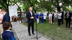 Wystąpienie prezydenta RP Andrzeja Dudy podczas uroczystości złożenia wieńca przed pomnikiem upamiętniającym ofiary likwidacji Szpitala Wolskiego. Warszawa, 01.08.2020. Fot. PAP/R. Guz