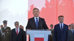 Prezydent Andrzej Duda (C) i minister obrony narodowej Mariusz Błaszczak (P) podczas uroczystości przyjęcia Zwierzchnictwa Prezydenta RP nad Siłami Zbrojnymi RP na placu Marszałka Józefa Piłsudskiego w Warszawie. Fot. PAP/M. Obara