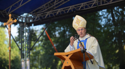 Prymas Polski abp Wojciech Polak przewodniczy mszy świętej na Cmentarzu Żołnierzy Polskich 1920 w Radzyminie. 15.08.2020. Fot. PAP/M. Obara