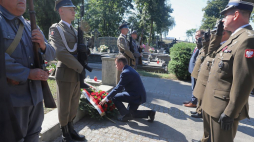 Minister obrony narodowej Mariusz Błaszczak (C) podczas podczas uroczystości na Cmentarzu Żołnierzy Wojny Polsko-Bolszewickiej w Radzyminie. 16.08.2020. Fot. PAP/T. Gzell