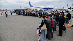 Wiceminister spraw zagranicznych Szymon Szynkowski vel Sęk (L) podczas powitania repatriantów z Kazachstanu. Poznań, 28.08.2020. Fot. PAP/J. Kaczmarczyk