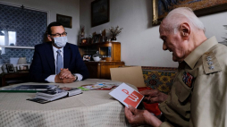 Premier Mateusz Morawiecki (L) podczas spotkania z uczestnikiem Powstania Warszawskiego kpt. Władysławem Rosińskim. Warszawa, 01.08.2020. Fot. PAP/M. Marek