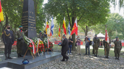 Naczelny Rabin Polski Michael Schudrich (C) podczas uroczystości przed pomnikiem Bohaterów Getta na placu im. Mordechaja Tenenbauma w Białymstoku w 77. rocznicę wybuchu powstania w getcie. Fot. PAP/A. Reszko