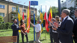 Zastępca prezydenta Warszawy Michał Olszewski (L), ambasador Ukrainy w RP Andrij Deszczycia (P) oraz krewni generała (2L i 3L) podczas uroczystości nadania imienia ukraińskiego gen. Marka Bezruczki skwerowi położonemu przy ul. J.K. Ordona w Warszawie. Fot. PAP/T. Gzell