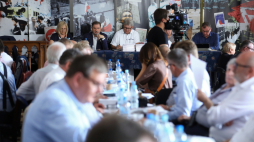 Przewodniczący NSZZ „Solidarność” Piotr Duda (2L) i zastępca przewodniczącego Komisji Krajowej NSZZ „Solidarność” Tadeusz Majchrowicz (C) podczas obrad Komisji Krajowej NSZZ „Solidarność” w Muzeum Żołnierzy Wyklętych i Więźniów Politycznych PRL w Warszawie. Fot. PAP/R. Guz