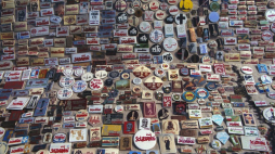 II Krajowy Zjazd Delegatów NSZZ Solidarność w hali widowiskowo-sportowej Olivia: sprzedaż znaczków okolicznościowych. Gdańsk, 04.1990. Fot. PAP/I. Sobieszczuk 