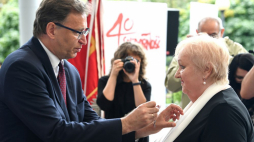 Prezes IPN Jarosław Szarek (L) oraz odbierająca Krzyż Wolności i Solidarności Teresa Cieplechowicz (P) podczas obchodów 40. rocznicy powstania NSZZ „Solidarność" w Stalowej Woli. 23.08.2020. Fot. PAP/D. Delmanowicz