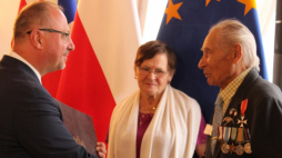 Awans weterana bitwy o Wielką Brytanię Jana Stangreciuka na stopień podporucznika. W imieniu Prezydenta RP wręczenia Patentu Oficerskiego dokonał Ambasador RP w Zjednoczonym Królestwie Arkady Rzegocki oraz Attaché Obrony, Wojskowy, Morski i Lotniczy przy Ambasadzie RP w Londynie płk Mieczysław Malec. Źródło: www.gov.pl