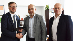 Dyrektor MHP Robert Kostro oraz  byli działacze opozycji antykomunistycznej Robert Szuba i Jacek „Wiejski” Górski. Źródło: MHP